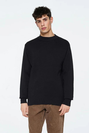 Minimum Rob Sweater in Black