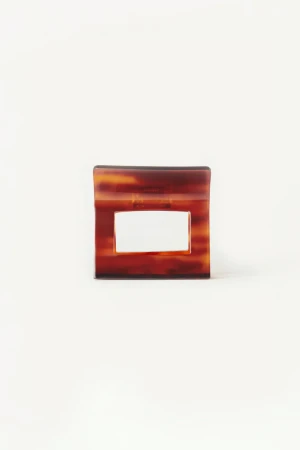 Front view of Kōv Essentials small Soul Clip in spice red tortoiseshell featuring rectangular cutout design