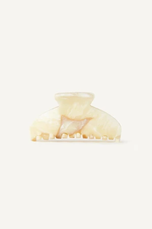 Front view of the Kōv Essentials cream claw hair clip in oak on a white background