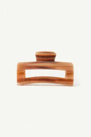 Front view of Kōv Essentials daily hair claw clip in honey caramel color on a white background