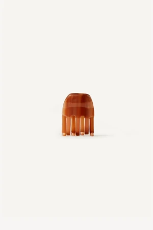 Front view of the Kōv Essentials caramel claw hair clip in honey on a white background