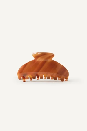 Front view of the Kōv Essentials small caramel claw hair clip in honey on a white background