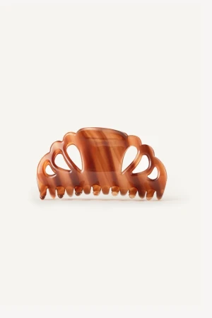 Front view of the Kōv Essentials small caramel tortoiseshell hair claw clip in honey on a white background