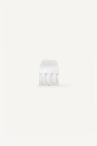Front view of the small Kōv Essentials pearl claw clip on a white background