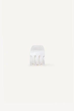 Front view of the small Kōv Essentials pearl claw clip on a white background
