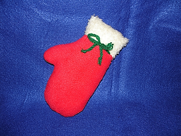 Your kittens will certainly NOT lose these fun catnip Christmas mittens!