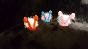 Catnip scented pom-pom snails with iridescent pom-poms! A bat and chase delight for your pet!