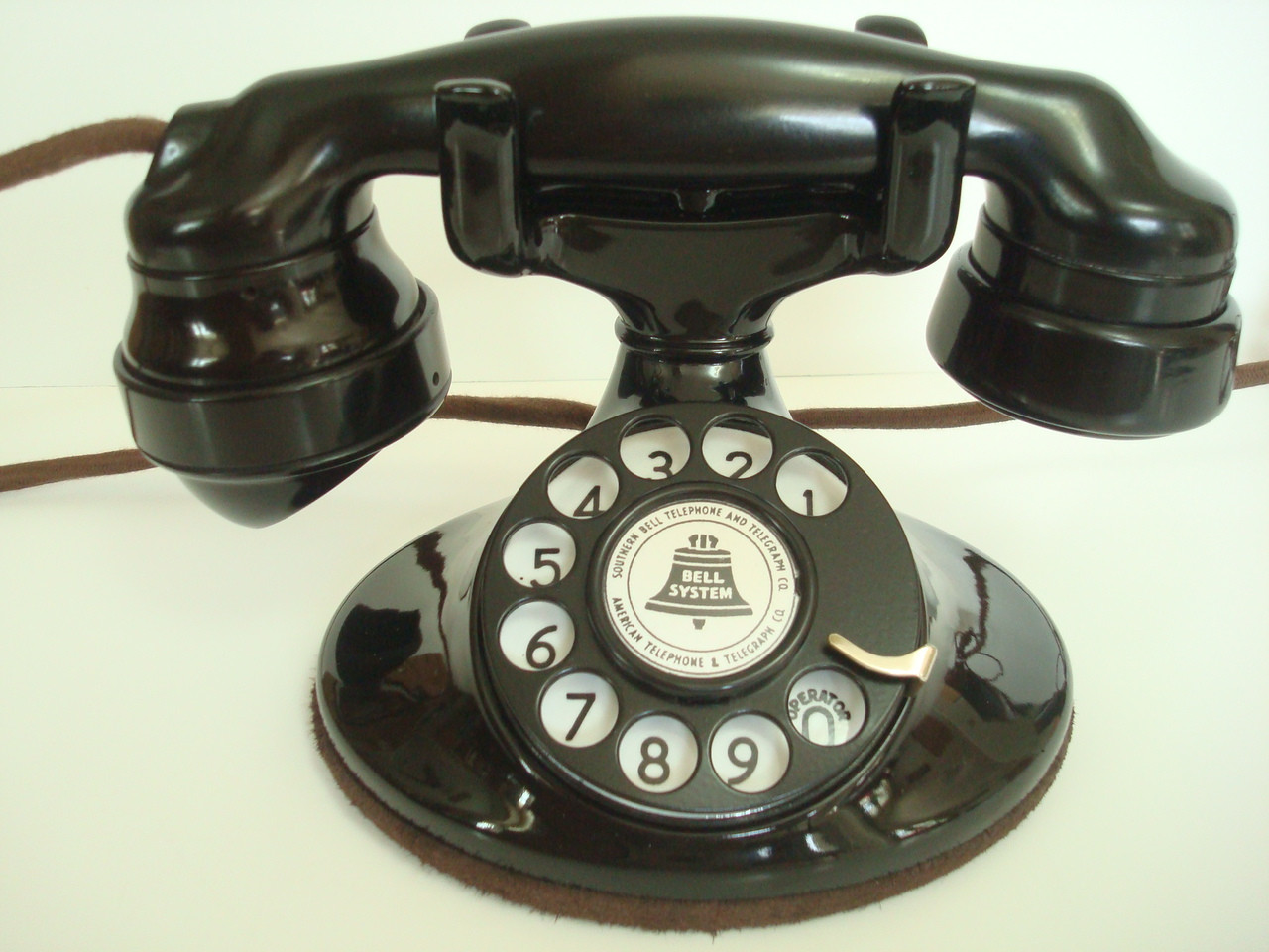 Телефон д 71. Компания Bell telephone. Первый радиотелефон. Bell Systems первый телефон. Телефон 1940.