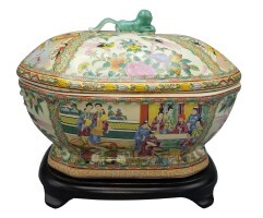 Rose Medallion Octagonal Soup Tureen with Lion Handle Lid