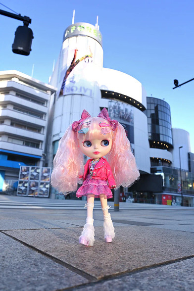 CWC Exclusive Neo Blythe Fruity Kaleidoscope doll wearing pink riders jacket and FRUiTS print dress