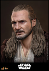 Liam-Neeson-Qui-Gon-Jinn-Head-Sculpt-Detail-Hot-Toys