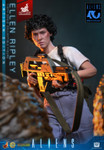 Hot Toys Aliens Ellen Ripley Artisan Edition sixth scale figure holding the M41A Pulse Rifle and M240 Incinerator combo weapon.
