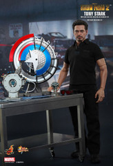 Hot Toys – MMS273 – Iron Man 2: 1/6th scale Tony Stark with Arc Reactor Creation Accessories Collectible Set 