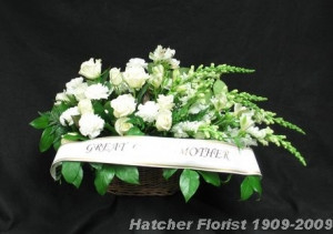 A gentle flow of white snapdragons, white roses, white carnations, mixed foliage and a banner. Roughly 50-60 cm long.
Express your sympathy with this all white arrangement.
We can custom inscribe  a banner for you.