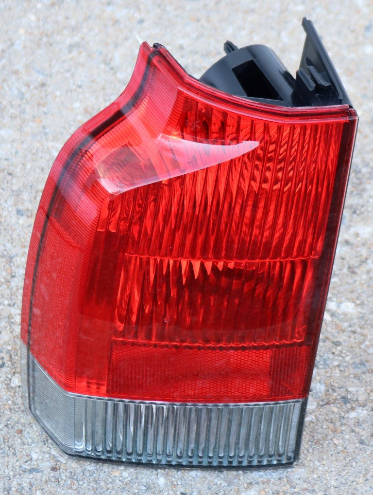 Volvo XC70 Lower Tail Light Assembly (Driver Side) 20012004