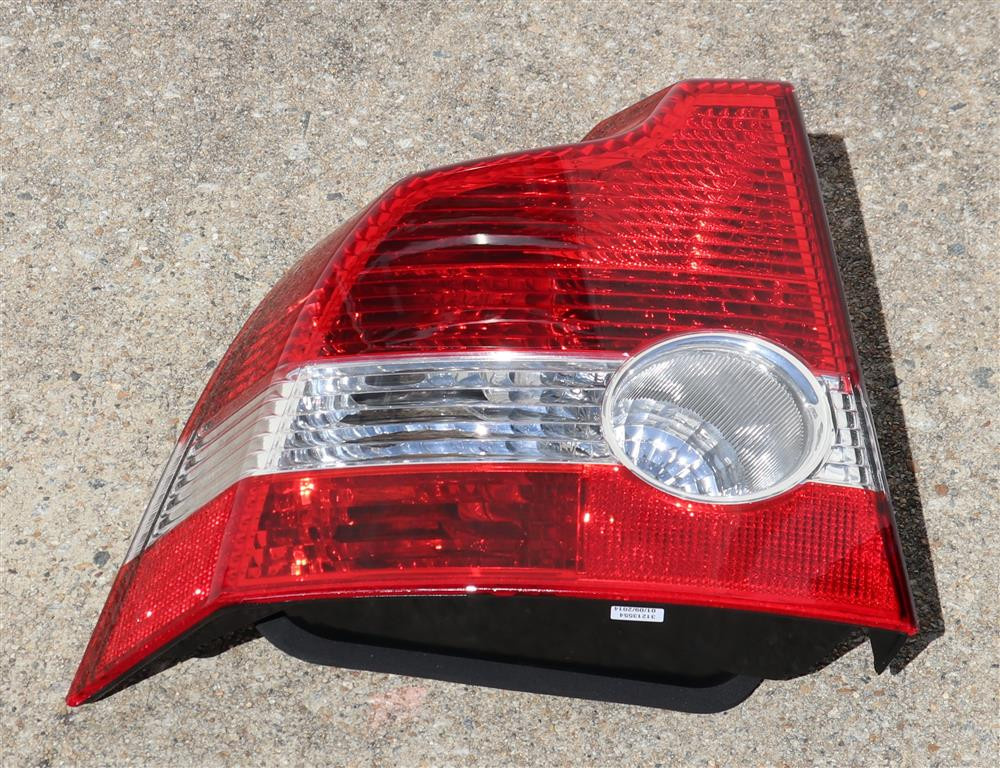 2004 volvo s40 tail light assembly