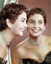 JEAN SIMMONS LOOKING IN MIRROR SHORT HAIR SMILING PRINTS AND POSTERS 288565