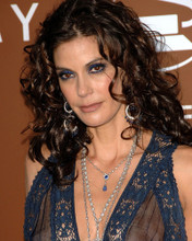 TERI HATCHER STRIKING CANDID CURLY HAIR PRINTS AND POSTERS 287824
