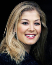 ROSAMUND PIKE LOVELY CLOSE UP SMILING PORTRAIT PRINTS AND POSTERS 287361