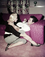 TONY CURTIS ON COUCH SMOKING BY JANET LEIGH PRINTS AND POSTERS 287246