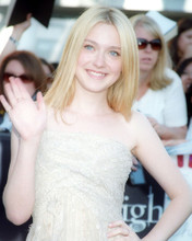 DAKOTA FANNING WAVING TO FANS PRINTS AND POSTERS 286084
