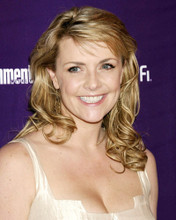 AMANDA TAPPING BUSTY IN WHITE TOP PRINTS AND POSTERS 286004