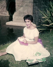 ELIZABETH TAYLOR BAREFOOT ON GRASS NEXT TO POND 1950'S SHORT HAIR PRINTS AND POSTERS 285321