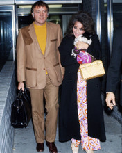 ELIZABETH TAYLOR ARRIVING AT AIRPORT PRINTS AND POSTERS 284875