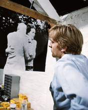 DAVID HEMMINGS BLOWUP LOOKING AT IMAGE IN STUDIO PRINTS AND POSTERS 284807