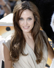 ANGELINA JOLIE CANDID SMILING IN BEIGE DRESS PRINTS AND POSTERS 284629