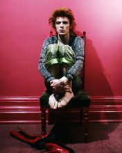 DAVID BOWIE BAREFOOT IN CHAIR RED ROOM PRINTS AND POSTERS 284218