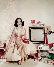 ELIZABETH TAYLOR BY CHRISTMAS TREE AND OLD TELEVSION SET PRINTS AND POSTERS 283872