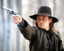 COLD MOUNTAIN JUDE LAW POINTING GUN IN HAT PRINTS AND POSTERS 283539