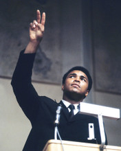 MUHAMMAD ALI PEACE SIGN IN SUIT CLASSIC PRINTS AND POSTERS 283147