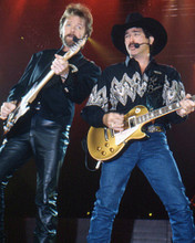 BROOKS & DUNN WITH GUITARS IN CONCERT PRINTS AND POSTERS 277410