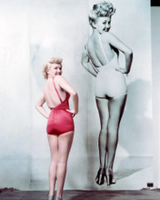 BETTY GRABLE SEXY RECREATING FAMOUS POSE C PRINTS AND POSTERS 244076