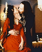 DRACULA GARY OLDMAN KISSING WINONA RYDER COL PRINTS AND POSTERS 210785