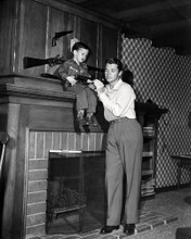 AUDIE MURPHY WITH SON AT HOME RARE POSE WITH RIFLE PRINTS AND POSTERS 196939
