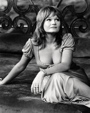 VALERIE PERRINE BUSTY ON BED PRINTS AND POSTERS 196736
