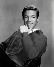 RICHARD CHAMBERLAIN DR. KILDARE HANDSOME SEATED POSE 60'S PRINTS AND POSTERS 196709