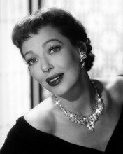 LORETTA YOUNG STRIKING GLAMOUR POSE DIAMOND NECKLACE PRINTS AND POSTERS 196556