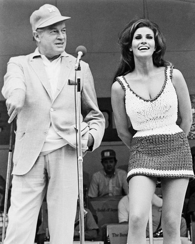 8X10 PHOTO RAQUEL WELCH PERFORMS IN VIETNAM DURING A 1967 USO TOUR BB-083
