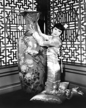 ANNA MAY WONG STRIKING POSE BY CHINESE VASE PRINTS AND POSTERS 193679