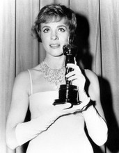 JULIE ANDREWS HOLDING OSCAR ACADEMY AWARD PRINTS AND POSTERS 192416