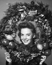 NATALIE WOOD 1950'S HOLDING WREATH PRINTS AND POSTERS 190838