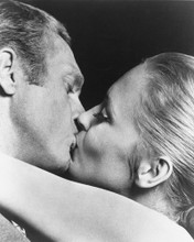 THOMAS CROWN AFFAIR STEVE MCQUEEN KISSES FAYE DUNAWAY PRINTS AND POSTERS 190287