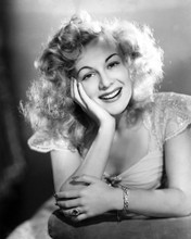 EVA GABOR SMILING GLAMOUR POSE PRINTS AND POSTERS 179582