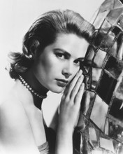 GRACE KELLY FACE TO GLOBE POSE PRINTS AND POSTERS 175081