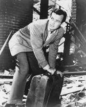 DAVID JANSSEN THE FUGITIVE WITH SUITCASE PRINTS AND POSTERS 175078