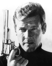 ROGER MOORE SPY WHO LOVED ME CLOSE UP GUN BY SIDE PRINTS AND POSTERS 172777